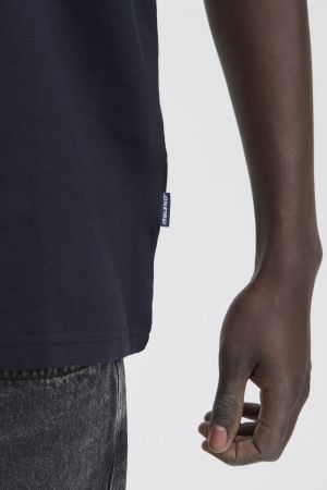 Elwood 1940111 Salute